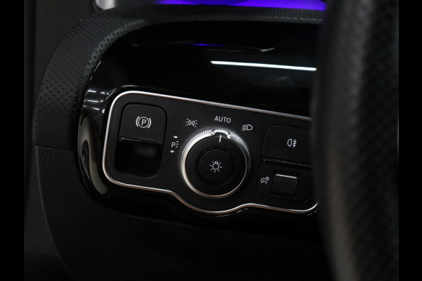 Mercedes-Benz CLA-Klasse 200 Business Solution AMG [SCHUIFKANTELDAK, AMG PAKKET, APPLE CARPLAY, ANDROID, WIDESCREEN COCKPIT, STOELVERWARMING, CAMERA, SFEERVERLICHTING, MULTIBEAM LED, PDC V+A, CRUISE CONTROL, NAVIGATIE, KEYLESS, CLIMATE CONTRO
