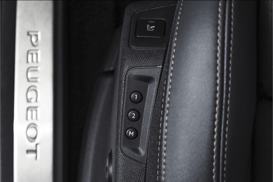Peugeot 3008 1.2 PureTech Blue Lease GT 131 PK | black pakket | S/K-Panodak | Dig. Cockpit | Adapt. Cruise | Stoelverw. | PDC | Camera | NAV + App. Connect | ECC | Elek. Klep | LM 19" |