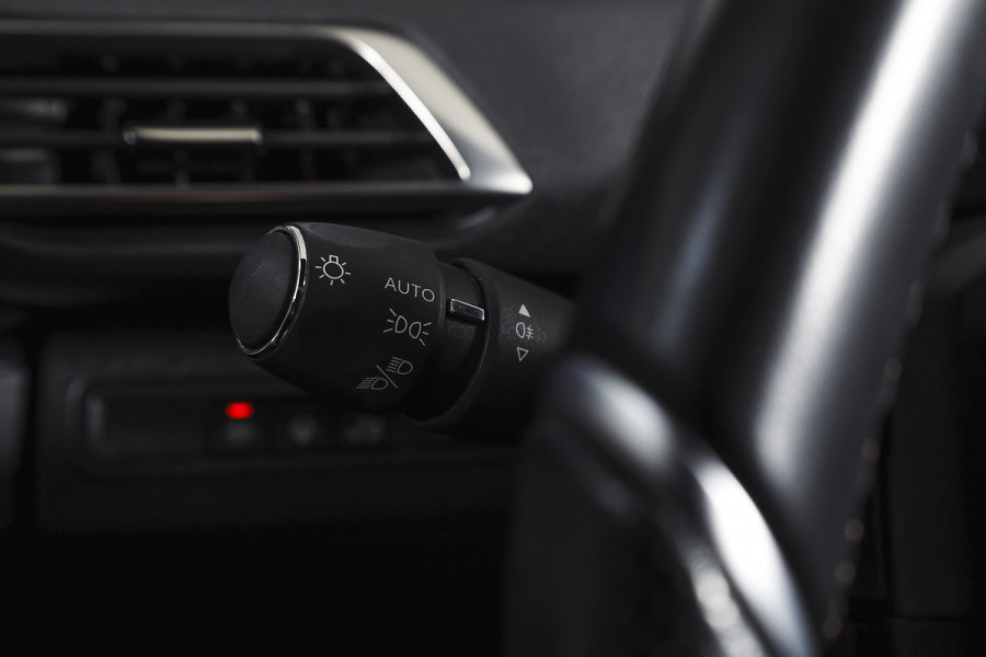 Peugeot 3008 1.2 PureTech Blue Lease GT 131 PK | black pakket | S/K-Panodak | Dig. Cockpit | Adapt. Cruise | Stoelverw. | PDC | Camera | NAV + App. Connect | ECC | Elek. Klep | LM 19" |