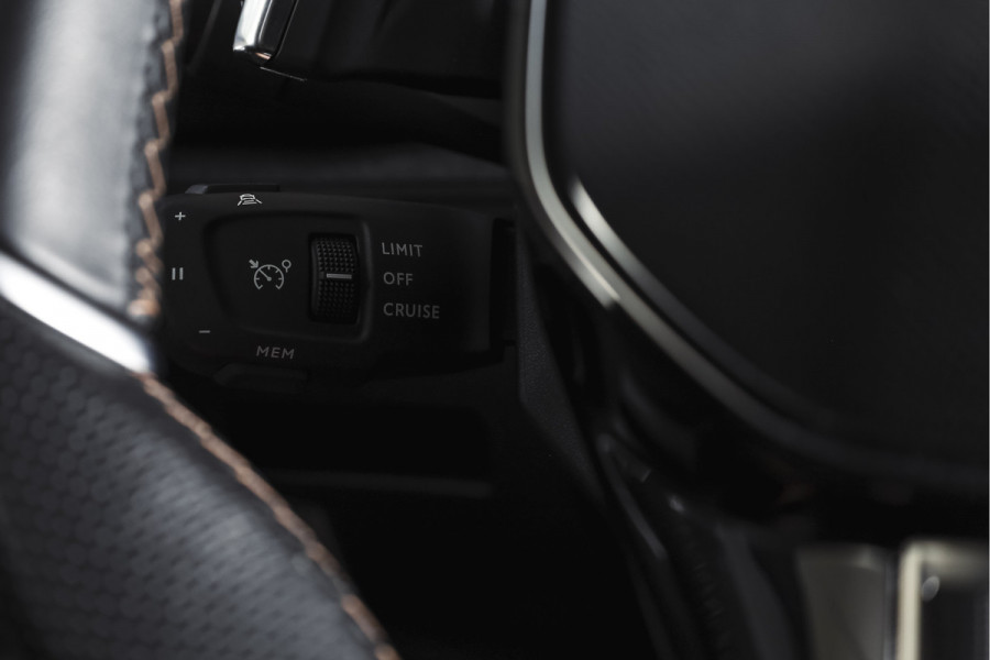 Peugeot 3008 1.2 PureTech Blue Lease GT 131 PK | black pakket | S/K-Panodak | Dig. Cockpit | Adapt. Cruise | Stoelverw. | PDC | Camera | NAV + App. Connect | ECC | Elek. Klep | LM 19" |