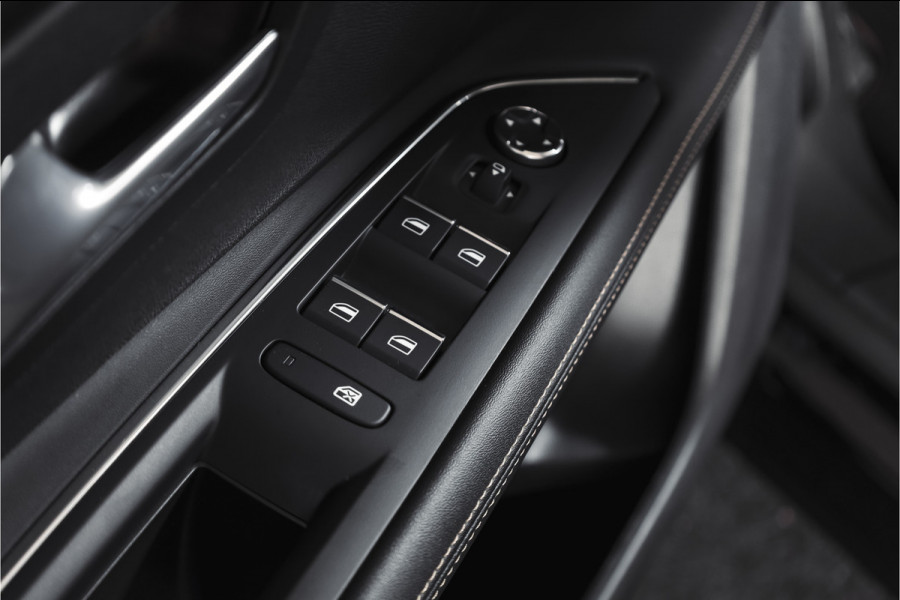 Peugeot 3008 1.2 PureTech Blue Lease GT 131 PK | black pakket | S/K-Panodak | Dig. Cockpit | Adapt. Cruise | Stoelverw. | PDC | Camera | NAV + App. Connect | ECC | Elek. Klep | LM 19" |