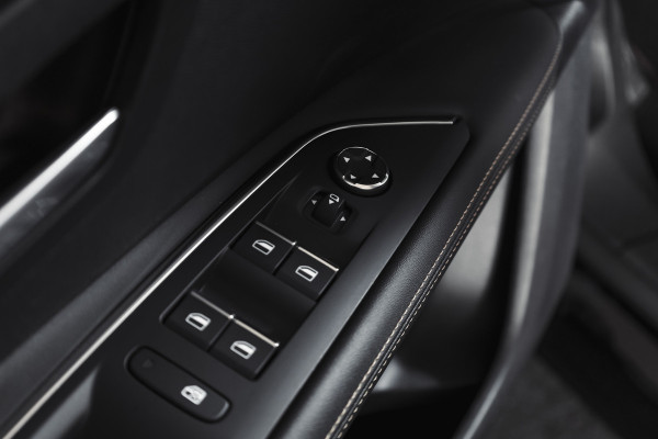 Peugeot 3008 1.2 PureTech Blue Lease GT 131 PK | black pakket | S/K-Panodak | Dig. Cockpit | Adapt. Cruise | Stoelverw. | PDC | Camera | NAV + App. Connect | ECC | Elek. Klep | LM 19" |