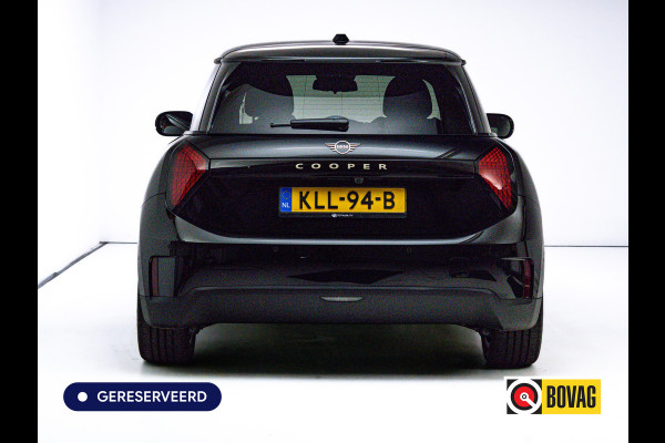 MINI Cooper E Blackyard 40.7 kWh | Head-Up | Stoelverw. | Draadloze lader | 17"LMV | Extra getint glas achter | Led | Cruise | Parkeersensoren | Nieuw model | NL auto | Fabrieksgarantie |