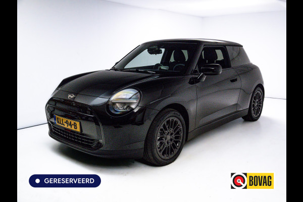 MINI Cooper E Blackyard 40.7 kWh | Head-Up | Stoelverw. | Draadloze lader | 17"LMV | Extra getint glas achter | Led | Cruise | Parkeersensoren | Nieuw model | NL auto | Fabrieksgarantie |