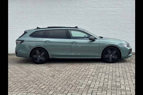 Volkswagen Passat Variant 1.5 eTSI R-Line Panorama Massage stoelen Sfeer verlichting All season banden Bomvolle uitvoering