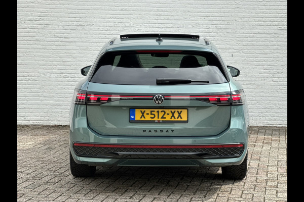 Volkswagen Passat Variant 1.5 eTSI R-Line Panorama Massage stoelen Sfeer verlichting All season banden Bomvolle uitvoering
