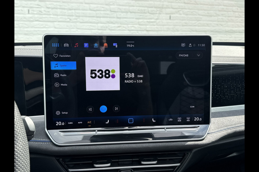 Volkswagen Passat Variant 1.5 eTSI R-Line Panorama Massage stoelen Sfeer verlichting All season banden Bomvolle uitvoering