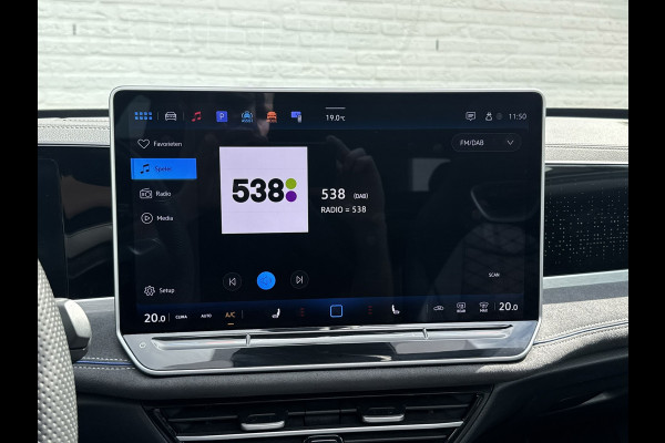 Volkswagen Passat Variant 1.5 eTSI R-Line Panorama Massage stoelen Sfeer verlichting All season banden Bomvolle uitvoering