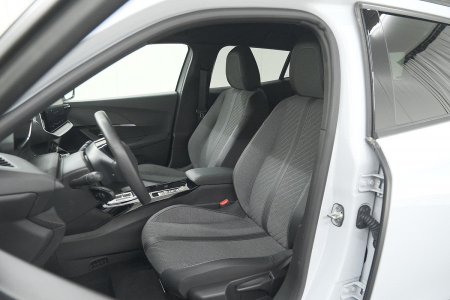 Peugeot e-2008 EV Allure Avantage 54 kWh | 97,3% SOH | 11 KW Lader | Apple Carplay | Parkeersensoren