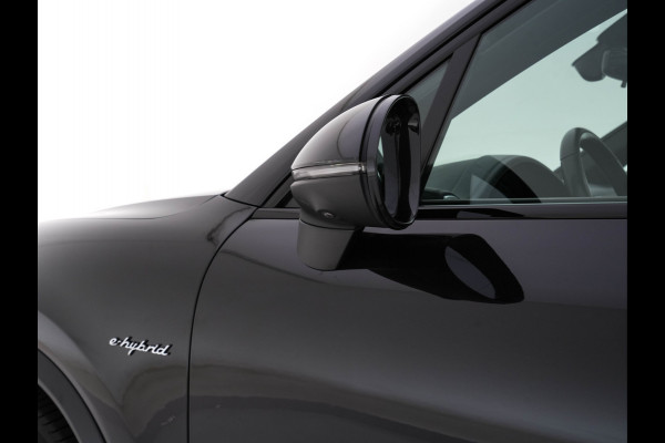 Porsche Cayenne 3.0 E-Hybrid (Plug-in) {SoH-100%} (INCL.BTW) *PANO | LEATHER | FULL-LED | SPORT-CHRONO | MEMORY-PACK | BOSE-SOUND | TOP-VIEW | HEATED-COMFORTSEATS | NAVI-FULLAMP | PRIVACY-GLASS | SHIFT-PADDLES | 22''ALU | TOWBAR*