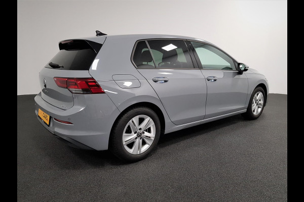 Volkswagen Golf 1.5 150pk eTSI Life DSG Navigatie Climate control Parkeer sensoren Stoelverwarming DAB Led Digitale Cockpit Lichtmetalen velgen Apple Carplay/ Android Auto