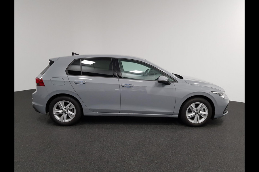 Volkswagen Golf 1.5 150pk eTSI Life DSG Navigatie Climate control Parkeer sensoren Stoelverwarming DAB Led Digitale Cockpit Lichtmetalen velgen Apple Carplay/ Android Auto