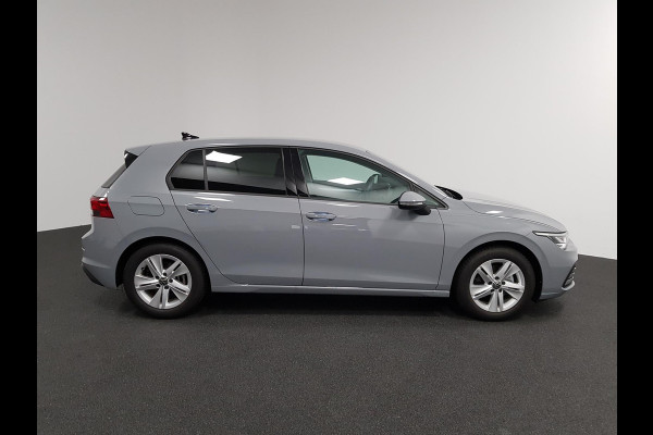 Volkswagen Golf 1.5 150pk eTSI Life DSG Navigatie Climate control Parkeer sensoren Stoelverwarming DAB Led Digitale Cockpit Lichtmetalen velgen Apple Carplay/ Android Auto