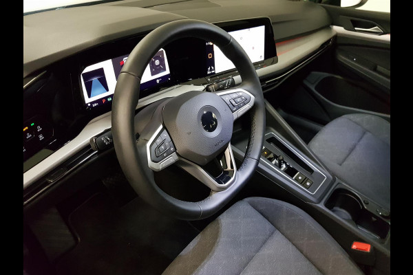 Volkswagen Golf 1.5 150pk eTSI Life DSG Navigatie Climate control Parkeer sensoren Stoelverwarming DAB Led Digitale Cockpit Lichtmetalen velgen Apple Carplay/ Android Auto