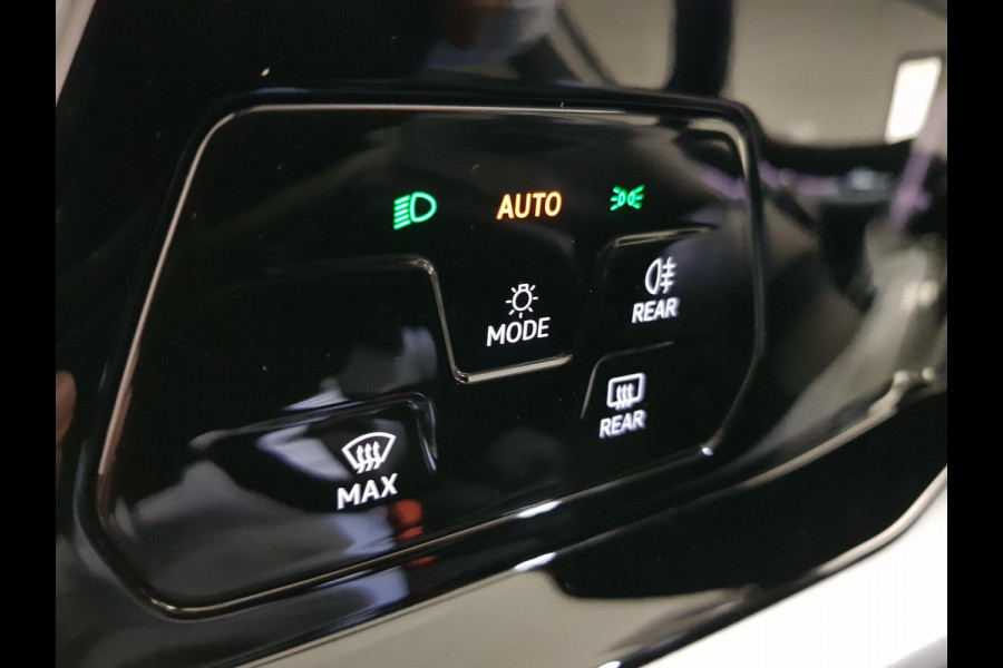 Volkswagen Golf 1.5 150pk eTSI Life DSG Navigatie Climate control Parkeer sensoren Stoelverwarming DAB Led Digitale Cockpit Lichtmetalen velgen Apple Carplay/ Android Auto