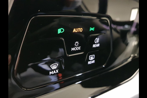 Volkswagen Golf 1.5 150pk eTSI Life DSG Navigatie Climate control Parkeer sensoren Stoelverwarming DAB Led Digitale Cockpit Lichtmetalen velgen Apple Carplay/ Android Auto
