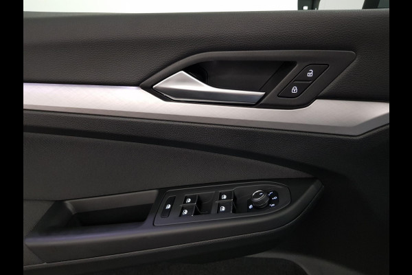 Volkswagen Golf 1.5 150pk eTSI Life DSG Navigatie Climate control Parkeer sensoren Stoelverwarming DAB Led Digitale Cockpit Lichtmetalen velgen Apple Carplay/ Android Auto
