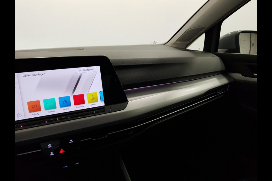 Volkswagen Golf 1.5 150pk eTSI Life DSG Navigatie Climate control Parkeer sensoren Stoelverwarming DAB Led Digitale Cockpit Lichtmetalen velgen Apple Carplay/ Android Auto