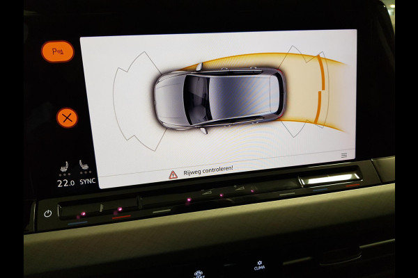 Volkswagen Golf 1.5 150pk eTSI Life DSG Navigatie Climate control Parkeer sensoren Stoelverwarming DAB Led Digitale Cockpit Lichtmetalen velgen Apple Carplay/ Android Auto