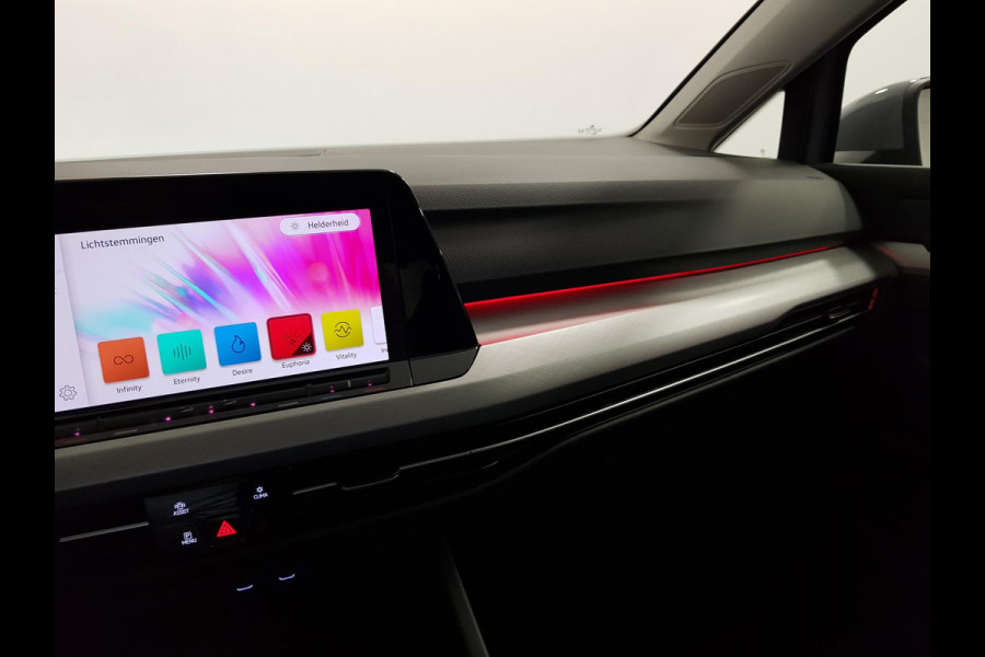 Volkswagen Golf 1.5 150pk eTSI Life DSG Navigatie Climate control Parkeer sensoren Stoelverwarming DAB Led Digitale Cockpit Lichtmetalen velgen Apple Carplay/ Android Auto