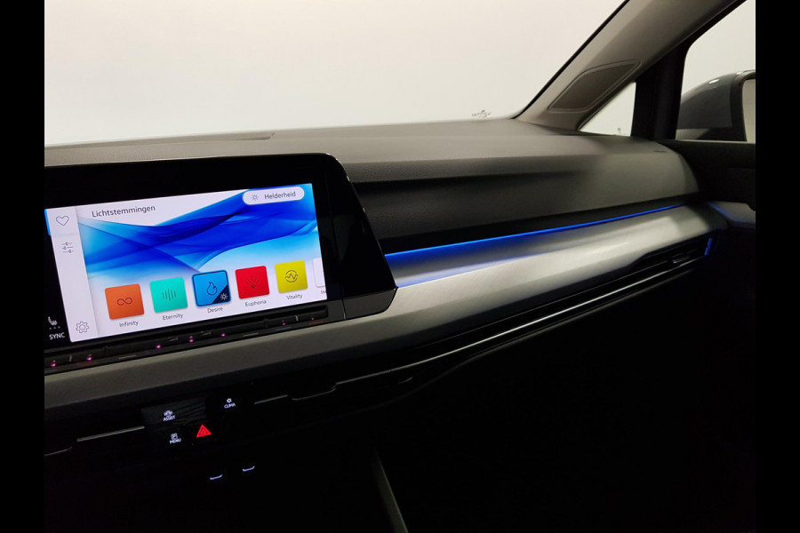 Volkswagen Golf 1.5 150pk eTSI Life DSG Navigatie Climate control Parkeer sensoren Stoelverwarming DAB Led Digitale Cockpit Lichtmetalen velgen Apple Carplay/ Android Auto