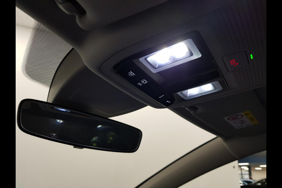 Volkswagen Golf 1.5 150pk eTSI Life DSG Navigatie Climate control Parkeer sensoren Stoelverwarming DAB Led Digitale Cockpit Lichtmetalen velgen Apple Carplay/ Android Auto