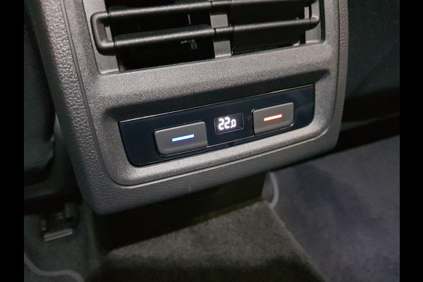Volkswagen Golf 1.5 150pk eTSI Life DSG Navigatie Climate control Parkeer sensoren Stoelverwarming DAB Led Digitale Cockpit Lichtmetalen velgen Apple Carplay/ Android Auto