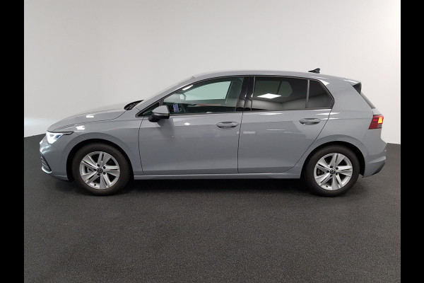 Volkswagen Golf 1.5 150pk eTSI Life DSG Navigatie Climate control Parkeer sensoren Stoelverwarming DAB Led Digitale Cockpit Lichtmetalen velgen Apple Carplay/ Android Auto