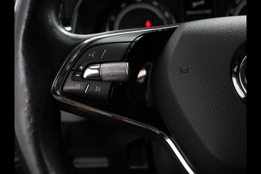 Škoda Kamiq 1.0 TSI 110pk DSG Style Navigatie Apple Carplay / Android auto Parkeersensor achter Cruise Control Verwarmbare voorstoelen Extra getint glas Climate Control