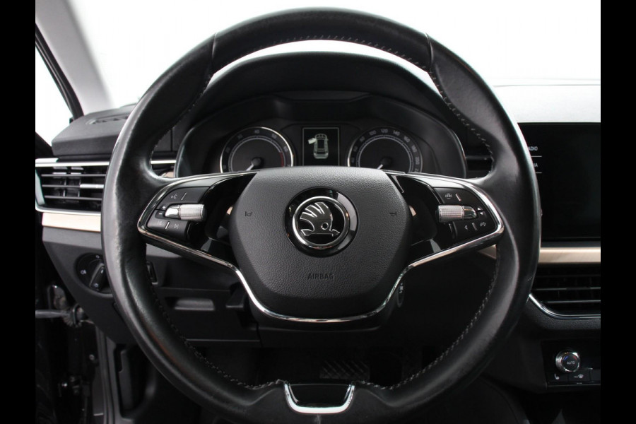 Škoda Kamiq 1.0 TSI 110pk DSG Style Navigatie Apple Carplay / Android auto Parkeersensor achter Cruise Control Verwarmbare voorstoelen Extra getint glas Climate Control