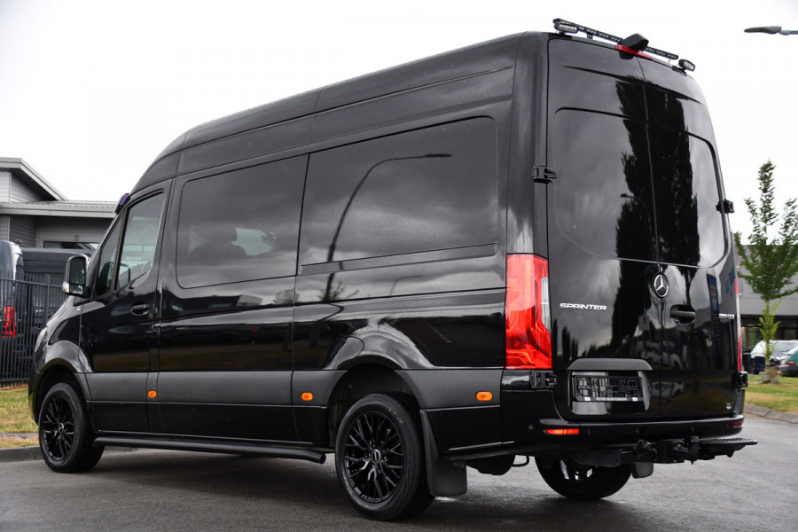 Mercedes-Benz Sprinter 319 1.9 CDI L2H2 DC Black Edition Adaptieve Cruise, 360 Camera, Carplay, LED, 10,5'' Mbux, Stoelverwarming, Automaat, 190pk, 3500kg Trekhaak, Uniek!