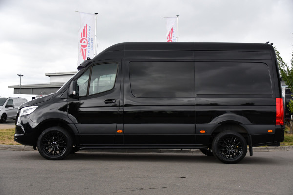 Mercedes-Benz Sprinter 319 1.9 CDI L2H2 DC Black Edition Adaptieve Cruise, 360 Camera, Carplay, LED, 10,5'' Mbux, Stoelverwarming, Automaat, 190pk, 3500kg Trekhaak, Uniek!