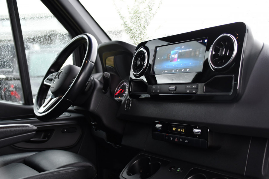Mercedes-Benz Sprinter 319 1.9 CDI L2H2 DC Black Edition Adaptieve Cruise, 360 Camera, Carplay, LED, 10,5'' Mbux, Stoelverwarming, Automaat, 190pk, 3500kg Trekhaak, Uniek!