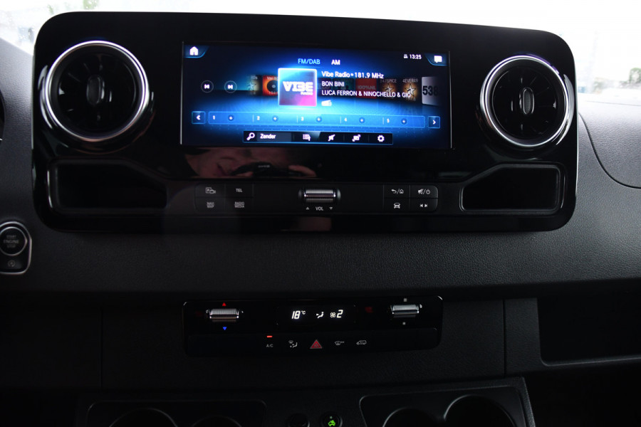Mercedes-Benz Sprinter 319 1.9 CDI L2H2 DC Black Edition Adaptieve Cruise, 360 Camera, Carplay, LED, 10,5'' Mbux, Stoelverwarming, Automaat, 190pk, 3500kg Trekhaak, Uniek!