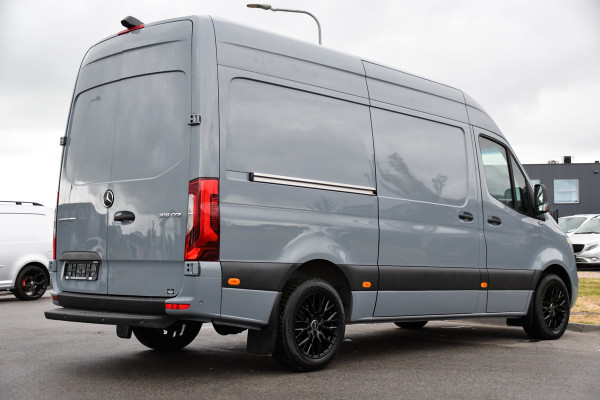 Mercedes-Benz Sprinter 319 1.9 CDI L2H2 RWD PB Edition 360 Camera, Cruise, Carplay, 2 x Schuifdeur, LED, 190pk, 2 x Geveerde stoel, 10,5'' Mbux, Stoelverwarming, Automaat, Uniek!