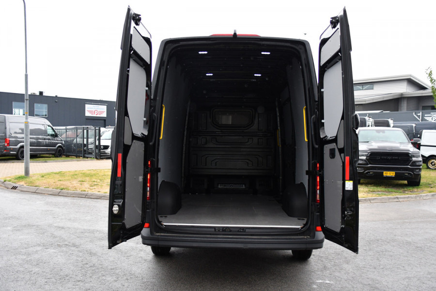 Volkswagen Crafter 35 2.0 TDI L3H3 Black Edition Camera, Carplay, LED, 177pk, Automaat, Standkachel, Geveerde stoel, Uniek!