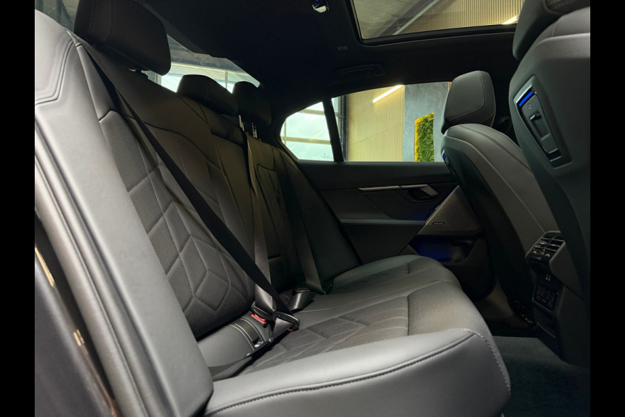 BMW 5 Serie 530e M Sport BTW|PANO|H&K|ICONIC|HuD|360 CAMERA|MEMORY|KEYLESS|FABRIEKSGARANTIE|SFEERVERLICHTING|299PK|BOMVOL!