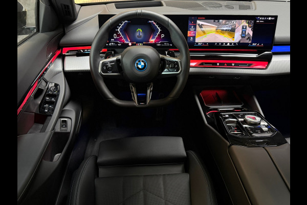 BMW 5 Serie 530e M Sport BTW|PANO|H&K|ICONIC|HuD|360 CAMERA|MEMORY|KEYLESS|FABRIEKSGARANTIE|SFEERVERLICHTING|299PK|BOMVOL!