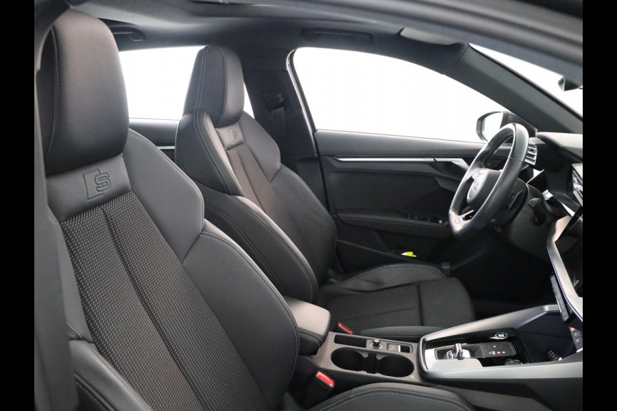 Audi A3 Sportback 30 TFSI S edition 110 pk S-tronic | Verlengde garantie | Navigatie | Panoramadak | Parkeersensoren (Park assist) | Achteruitrijcamera | Stoelverwarming | S-Line |