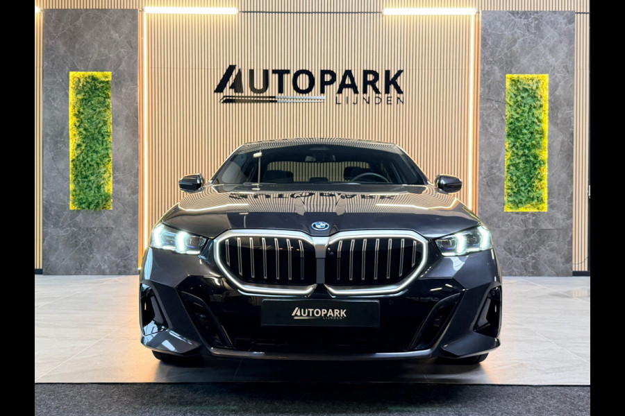 BMW 5 Serie 530e M Sport BTW|PANO|H&K|ICONIC|HuD|360 CAMERA|MEMORY|KEYLESS|FABRIEKSGARANTIE|SFEERVERLICHTING|299PK|BOMVOL!