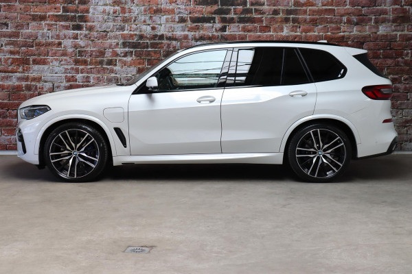 BMW X5 xDrive45e High Executive M Sport Pakket Automaat / Live Cockpit Professional / Laserlicht / Panoramadak / Harman Kardon / Driving Assistant Professional / Stoelvermaning voor + achter / Head-Up Display / Shadow Line / 22 Inch / Stoelventilatie / Soft-Close / Active Steering / DAB