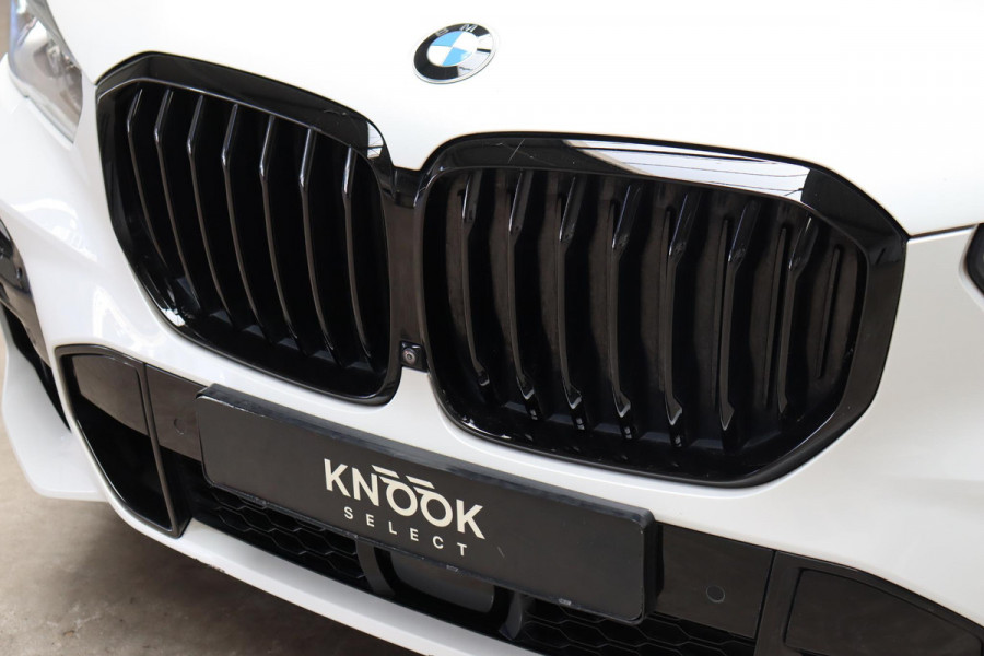 BMW X5 xDrive45e High Executive M Sport Pakket Automaat / Live Cockpit Professional / Laserlicht / Panoramadak / Harman Kardon / Driving Assistant Professional / Stoelvermaning voor + achter / Head-Up Display / Shadow Line / 22 Inch / Stoelventilatie / Soft-Close / Active Steering / DAB