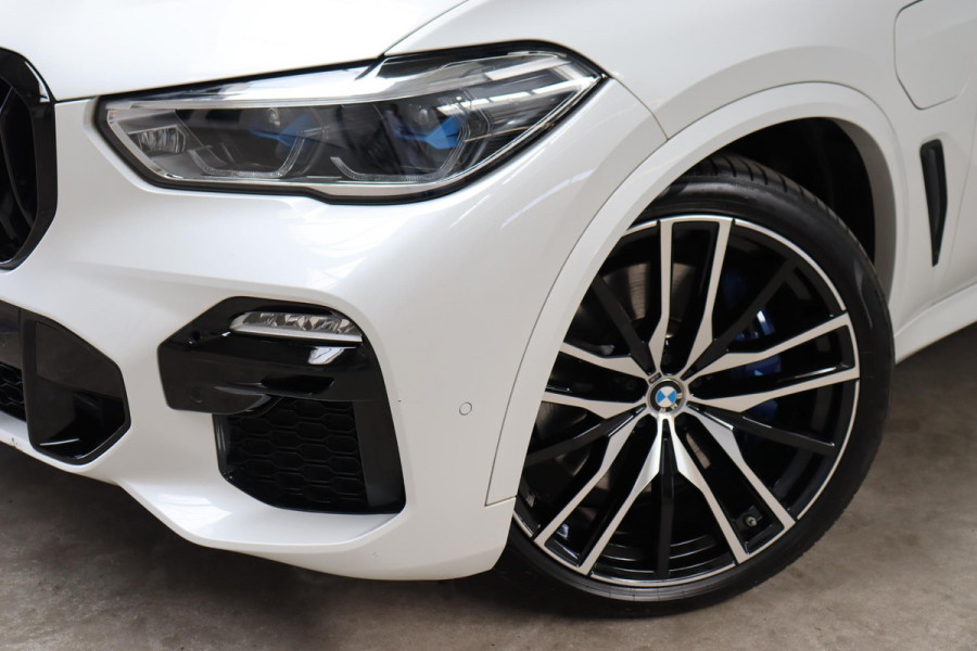 BMW X5 xDrive45e High Executive M Sport Pakket Automaat / Live Cockpit Professional / Laserlicht / Panoramadak / Harman Kardon / Driving Assistant Professional / Stoelvermaning voor + achter / Head-Up Display / Shadow Line / 22 Inch / Stoelventilatie / Soft-Close / Active Steering / DAB