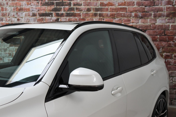BMW X5 xDrive45e High Executive M Sport Pakket Automaat / Live Cockpit Professional / Laserlicht / Panoramadak / Harman Kardon / Driving Assistant Professional / Stoelvermaning voor + achter / Head-Up Display / Shadow Line / 22 Inch / Stoelventilatie / Soft-Close / Active Steering / DAB