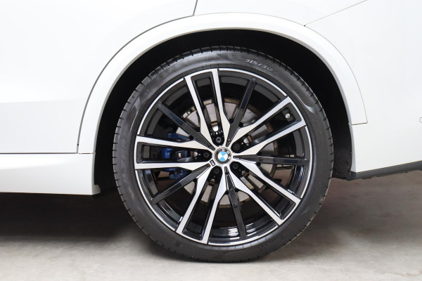 BMW X5 xDrive45e High Executive M Sport Pakket Automaat / Live Cockpit Professional / Laserlicht / Panoramadak / Harman Kardon / Driving Assistant Professional / Stoelvermaning voor + achter / Head-Up Display / Shadow Line / 22 Inch / Stoelventilatie / Soft-Close / Active Steering / DAB