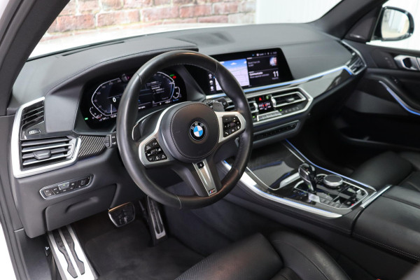 BMW X5 xDrive45e High Executive M Sport Pakket Automaat / Live Cockpit Professional / Laserlicht / Panoramadak / Harman Kardon / Driving Assistant Professional / Stoelvermaning voor + achter / Head-Up Display / Shadow Line / 22 Inch / Stoelventilatie / Soft-Close / Active Steering / DAB