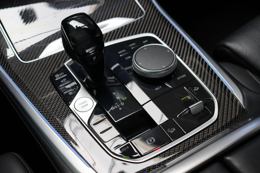 BMW X5 xDrive45e High Executive M Sport Pakket Automaat / Live Cockpit Professional / Laserlicht / Panoramadak / Harman Kardon / Driving Assistant Professional / Stoelvermaning voor + achter / Head-Up Display / Shadow Line / 22 Inch / Stoelventilatie / Soft-Close / Active Steering / DAB