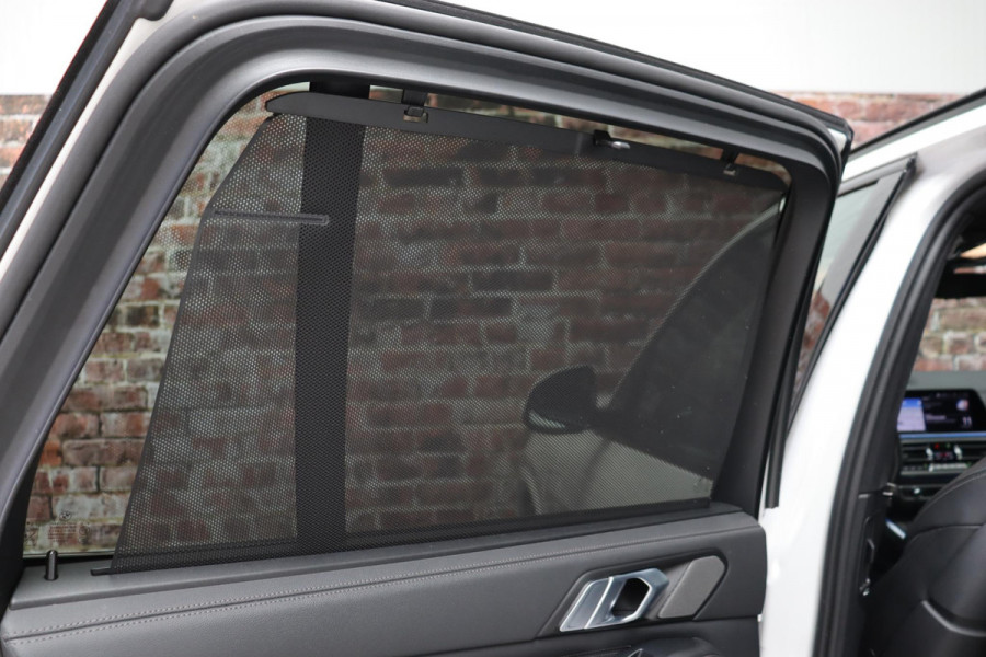 BMW X5 xDrive45e High Executive M Sport Pakket Automaat / Live Cockpit Professional / Laserlicht / Panoramadak / Harman Kardon / Driving Assistant Professional / Stoelvermaning voor + achter / Head-Up Display / Shadow Line / 22 Inch / Stoelventilatie / Soft-Close / Active Steering / DAB