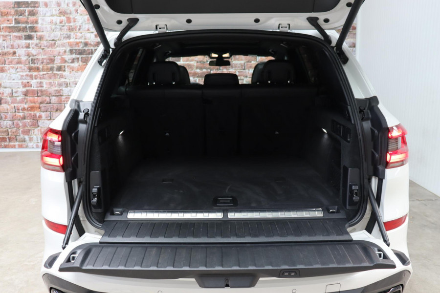 BMW X5 xDrive45e High Executive M Sport Pakket Automaat / Live Cockpit Professional / Laserlicht / Panoramadak / Harman Kardon / Driving Assistant Professional / Stoelvermaning voor + achter / Head-Up Display / Shadow Line / 22 Inch / Stoelventilatie / Soft-Close / Active Steering / DAB