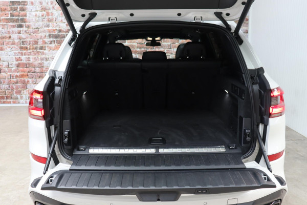 BMW X5 xDrive45e High Executive M Sport Pakket Automaat / Live Cockpit Professional / Laserlicht / Panoramadak / Harman Kardon / Driving Assistant Professional / Stoelvermaning voor + achter / Head-Up Display / Shadow Line / 22 Inch / Stoelventilatie / Soft-Close / Active Steering / DAB